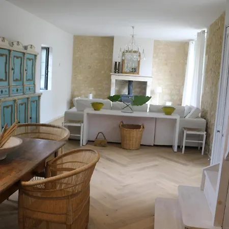 The Old Stables Casa de Férias Saint-Jean-dʼAngély