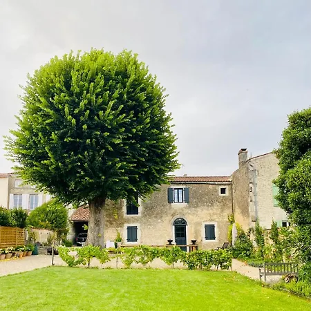 Casa de Férias The Old Stables Saint-Jean-dʼAngély