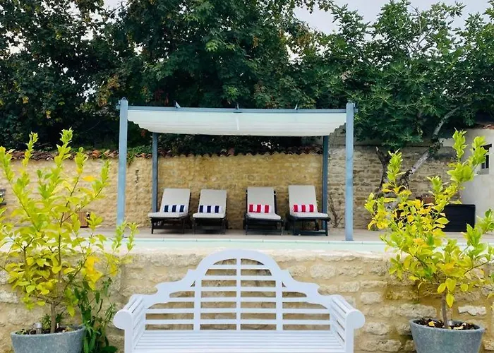 The Old Stables Saint-Jean-dʼAngély